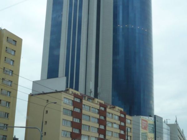 Wieżowce Warszawy widziane z samochodu.