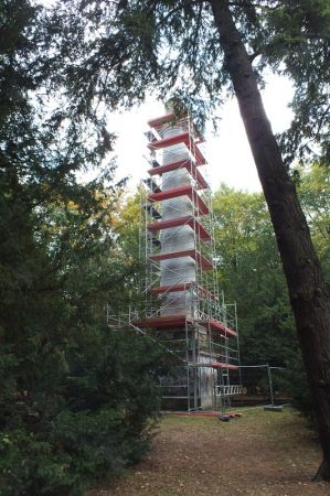 Remontowana dawna wieża widokowa w Parku Szczytnickim