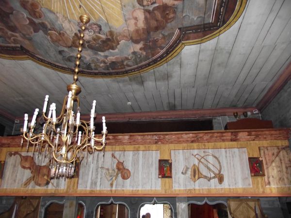 na ścianie chóru: namalowane instrumenty muzyczne - 1-sza poł. XVIII wieku.