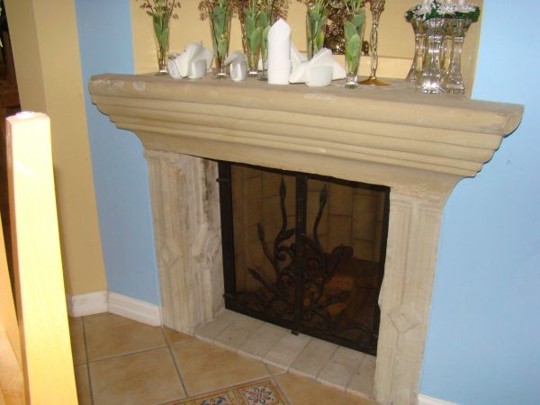 wnętrza szlacheckie - tu wyposażenie salonu dworskiego stanowią też kominki, to jeden z nich.