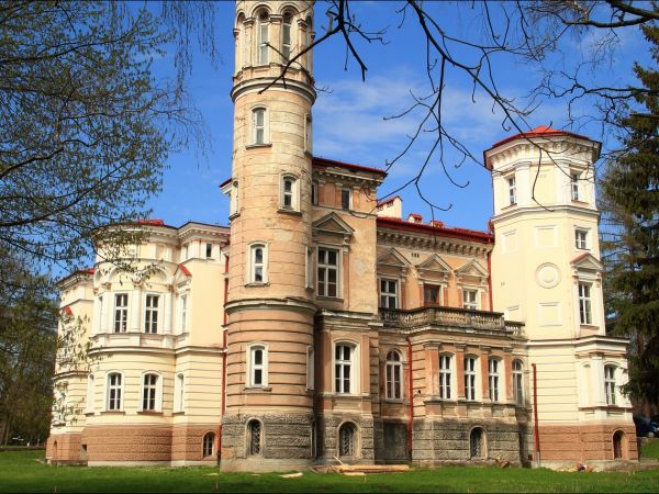 Pałac Lubomirskich w Przemyślu - Bakończycach .  Wybudowany w latach 1885–1887 przez księcia Hieronima Adama Lubomirskiego, według projektu Maksymiliana Nitscha