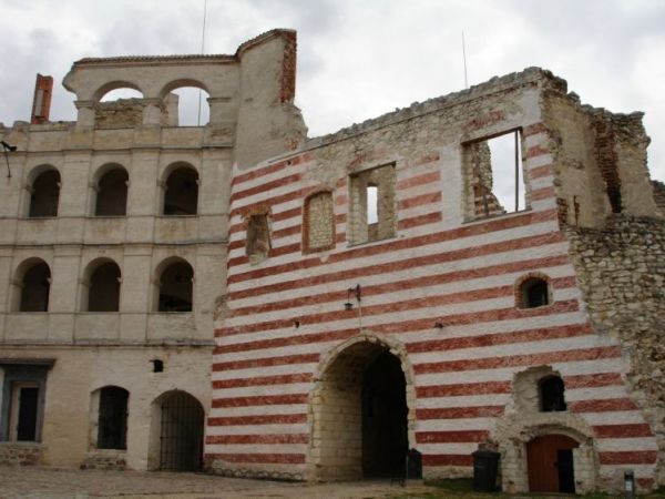 Zamek wybudowany w I poł. XVI wieku przez Mikołaja Firleja i jego syna – Piotra Firleja, pozniej w rekach Lubomirskich. W 1783 r. J.Lubomirski przegrywa z