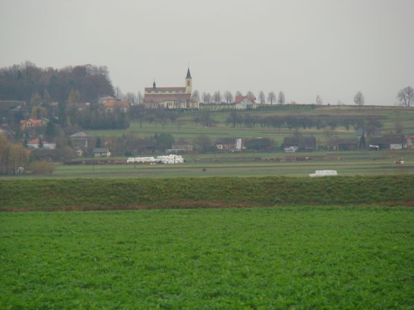 z drogi do mostu na Pielnicy, widać kościół a po lewej park przy pałacu a na prawo to kiedyś nazywano Posada Wzdowska i do Jaćmierza należało. Kościół parafialn