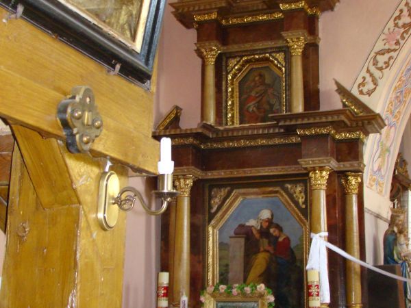 Ołtarz boczny lewy w kościele św. Bartłomieja.