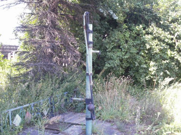 Z tej pompy już nikt nie korzysta a jak widać mogła służyc 
dwóm osobą naraz.