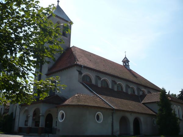 Parafia powstała w 22.o4.1932r.a w 1937r.rozpoczęto budowę
kościoła Njśw. Serca Pana Jezusa projektu inż.F.Morawskiego,
konsekracja świątyni 26.06.1949r.