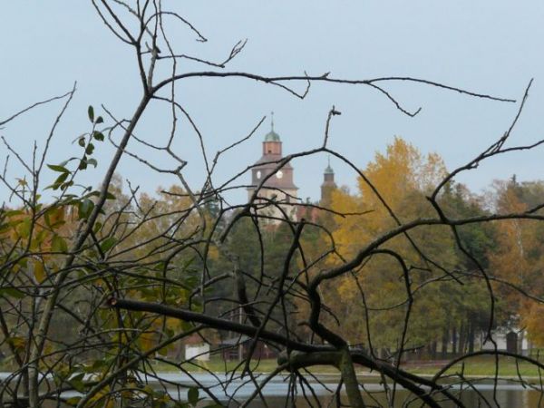 Widok na kościół jesienią.