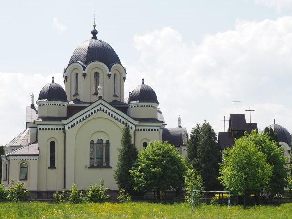 są świątynie budowane w różnych stylach - ta cerkiew z końca XIX wieku jest w stylu bizantyjskiego soboru i prezentuje się pięknie, po wojnie do dziś - kościół.