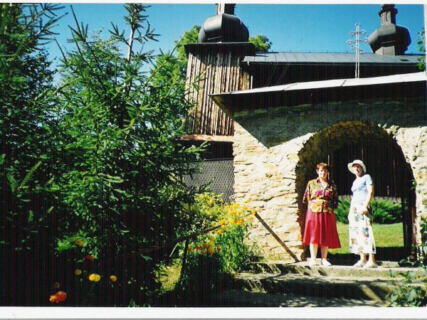 na zdjęciu: w bramie - na teren przycerkiewny i cmentarz - prowadzącej. Po cerkwii oprowadza tutejszy proboszcz, lub Jejmość, mieszkający na plebanii obok. Małż