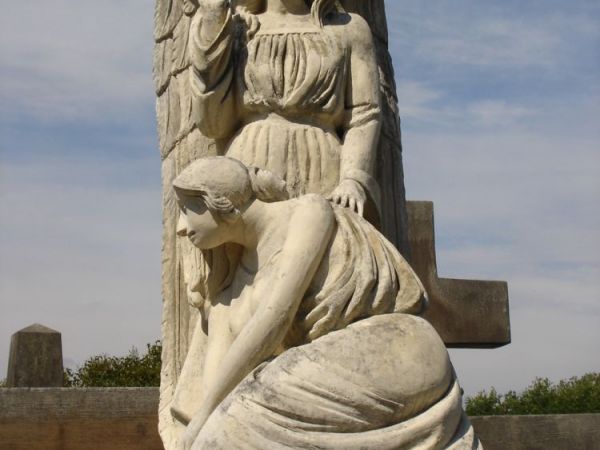 Na starym cmentarzu fascynujace pomniki