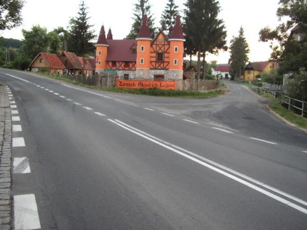 Centrum wioski to granica Pławnej Górnej i Pławnej Dolnej. Jest tu skrzyżowanie dróg tj. Lwówek Śl.-Jelenia Góra przez Pławną Dolną oraz droga do Lubomierza prz