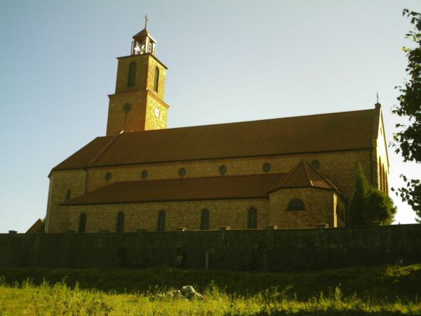 Górujący nad wsią Kościół.