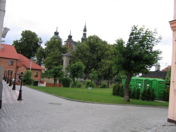 Kolegiata św. Marcina z Tours z XIIw. Fragmenty murów obronnych z renesansową Bramą Warszawską z 1.poł.XVIw.ozdobioną herbem Szydłowieckich Odrowąż.
