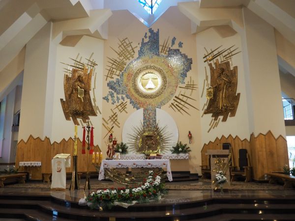 prezbiterium kościoła : w części centralnej ołtarz główny podniesionego do rangi Sanktuarium Dzieciątka Jezus.