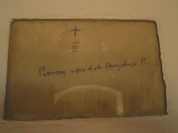 Jedna ze stacji drogi krzyżowej, którą kardynał Wyszyński własnoręcznie napisał w swojej celi na ścianie