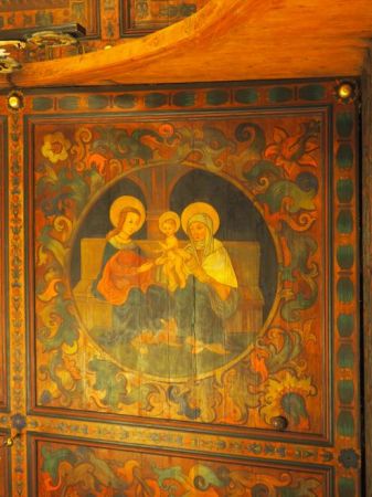 w ołtarzu bocznym - po prawej - prezentowany tryptyk z 1645r. a w jego części środkowej malowidło przedstawiające św. Annę Samotrzeć - a to : święta Anna - matk