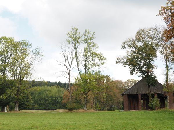 po prawej hangar klubu szybowcowego, dalej otoczony wieńcem drzew był dwór Marii Czerkawskiej - poetki, po lewej pomnik nagrobny żołnierzy i milicjantów.