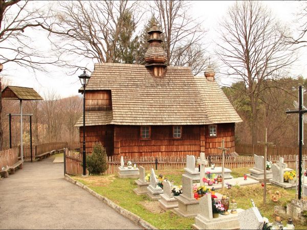 Drewniana cerkiew greckokatolicka p.w. Narodzenia NMP w Łodzinie. Zbudowana w 1743 roku. Obecnie filialny kościół rzymskokatolicki .