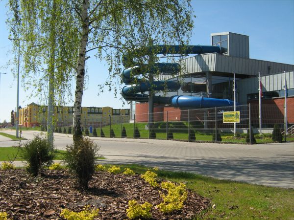Wolsztyn, Kryty pływalnia w tle nowe osiedle mieszkaniowe.