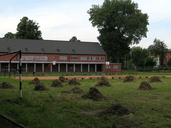 Boisko szkolne w czasie wakacji może służyć do nauki dryblingu :)
