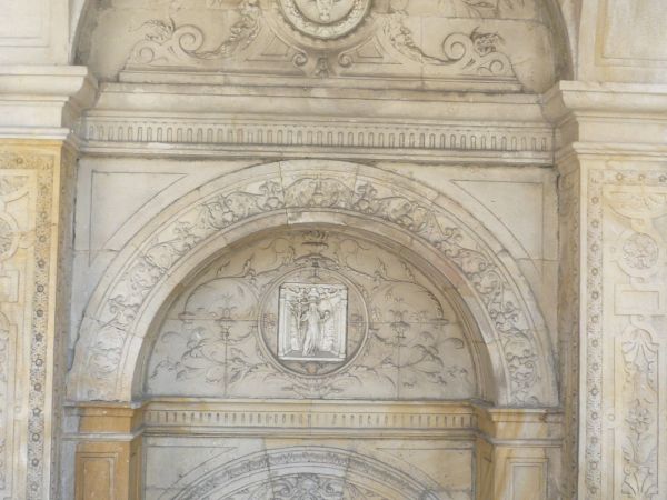 Kolejna płaskorzeźba.