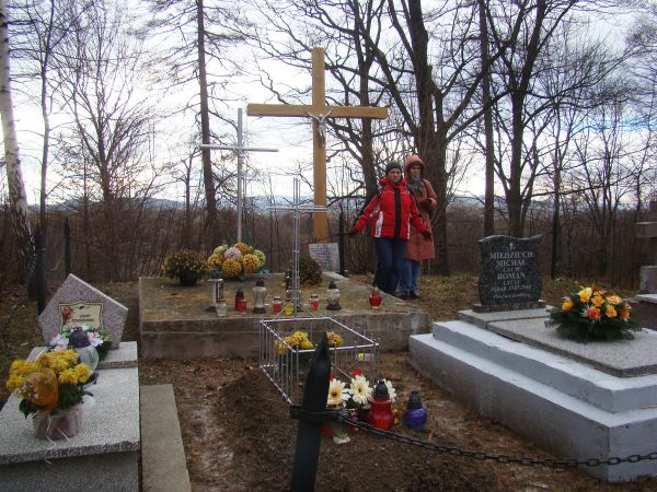 między pałacem a folwarkiem znajduje się zbiorowa mogiła z II wojny światowej.