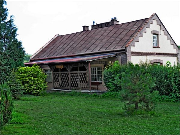 Dwór Szlachecki z końca XIX wieku otoczony parkiem krajobrazowym i stawem. Do 1945 roku należał do rodziny hrabiów Łastowieckich. Dawna  kuźnia .