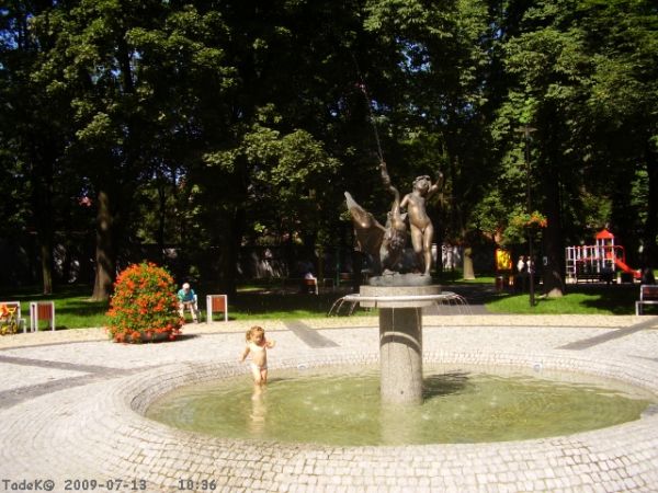 Chłopiec z łabędziem, fontanna i otoczenie DUŻO piękniejsze niż poprzednio! Starają się!!!Bravo, bravisimo!