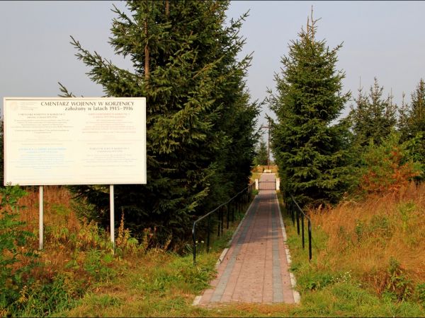 Cmentarz wojenny w Korzenicy. Cmentarz z lat 1915-16. Leżą na nim żołnierze trzech wrogich armi - rosyjskiej , austo-węgierskiej i niemieckiej , którzy zginęli