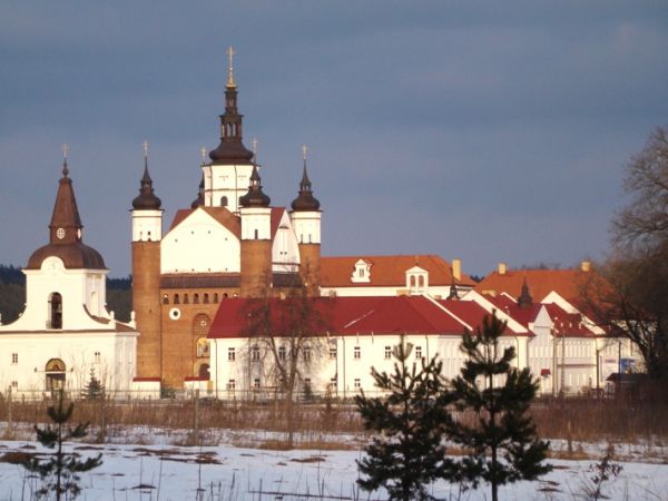 Wspaniały Klasztor Męski i niedawno odbudowana obronna cerkiew Zwiastowania Najświętszej Marii Panny z samego początku 16 wieku w Uzdrowisku Supraśl.