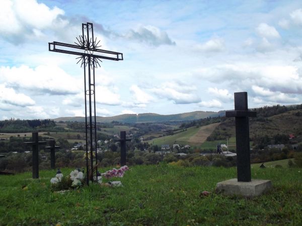 Na wzgórzu Lachawa: cmentarz wojenny żołnierzy rosyjskich, niemieckich i austro-węgierskich z I wojny światowej.