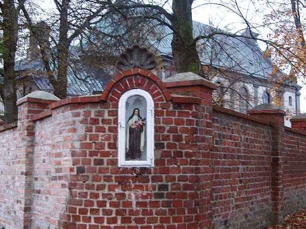 Kapliczka w murze przyklasztornym w Rywałdzie