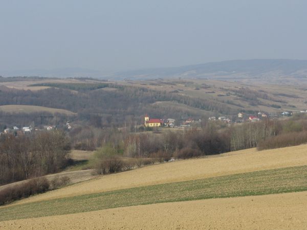 Pogórze Bukowskie - na progu wiosny, w dolinie : wieś Wolica, po lewej wschodni przysiółek wioski - kiedyś osobna własność ziemska, będąca własnością innego kni