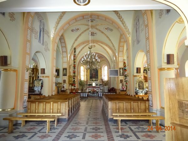 kościół pw. św. Wojciecha, wzniesiony w latach 1924-33, n/z wnętrze, tam też m.in. obraz przedstawiający św. Elżbietę, z końca XVIIIw. oraz Matka Boska Częstoch