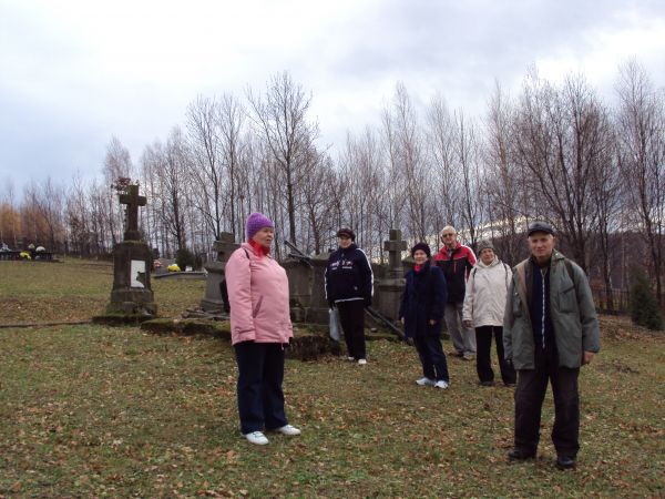 przy lapidarium w sektorze cmentarza parafialnego - po prawej.