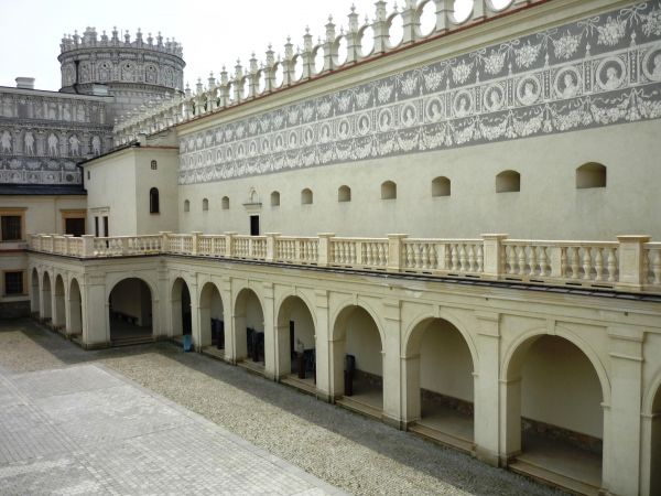 Jedna z najpiękniejszych rezydencji pałacowych w Polsce. Położona 10 km na południe od Przemyśla.  Zamek - pałac powstał w XVI wieku.  Przez kolejne lata rozbud