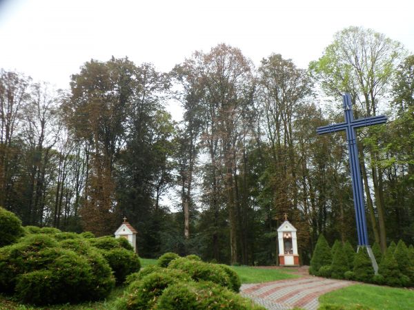 na wzgórzu kościelnym - Krzyż Milenijny i Stacje Drogi Krzyżowej.
