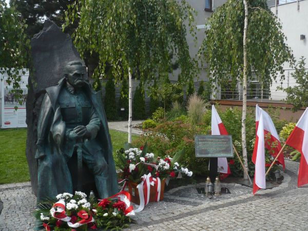 Pomnik  Marszałka Józefa Piłsudskiego odsłonięty 15.06.2018 r przy  Klubie Sanacja
