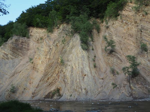 tam będąc - można usłyszeć od przewodnika, iż po pokonaniu brodu można odszukać relikty starego traktu a dalej gościńca - wpierw wąwozem później nieco grzędą sk
