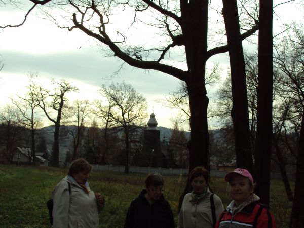 burza nadciąga, niebo coraz silniej zachmurzone - my nadal przebywamy w parku pałacowym - tu z widokiem na zabytkowy kościółek.