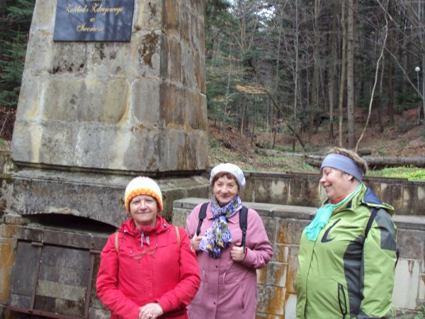 tam wyżej : Góra Winiarska - 528m npm, potok z jej zbocza spływa a na nim klauza / jaz a na jego bryle obelisk ustawiono i na nim tablica : w podzięce / ku pami