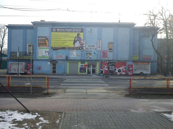 Sosnowiec-Niwka. Byłe Kino Lutnia. Obecnie pawilony handlowe.