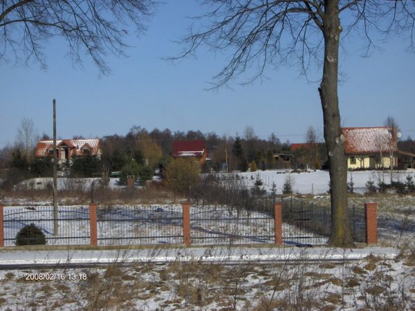 Wjazd do Gamerek Wielkich od strony Jonkowa aleją Lipową, widok na zabudowę nad jeziorem Gamry.