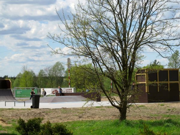 Na nowo otwartym niedawno skateparku przy ulicy Mickiewicza