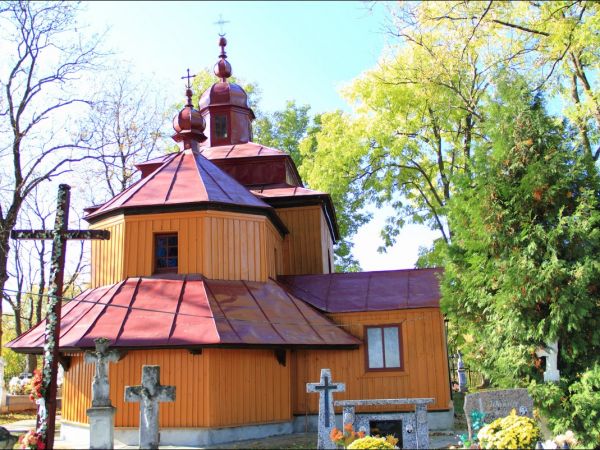 Dawna , drewniana cerkiew greckokatolicka pw. Niepokalanego Poczęcia NMP , wybudowana w 1781 r. Od 1971 r. pełni funkcję rzymskokatolickiej kaplicy filialnej.