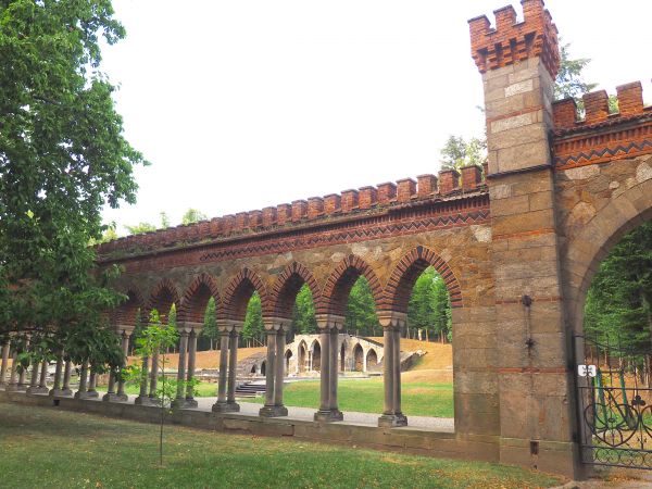 arkadami ubogacone oddzielenie murami w założeniu pałacowo-parkowym.