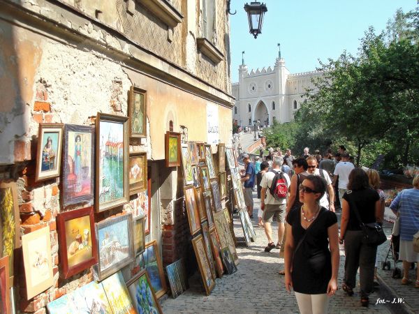 GALERIA ULICZNA PRZY BRAMIE GRODZKIEJ. W tle widoczny Lubelski Zamek.