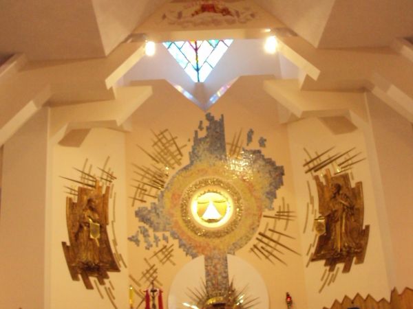 jesteśmy w Sanktuarium Dzieciątka Jezus - tu w nowym kościele, cudami słynąca figura - po odsłonięciu - ukazana w centrum inscenizacji, do niedawna tj. przed wy