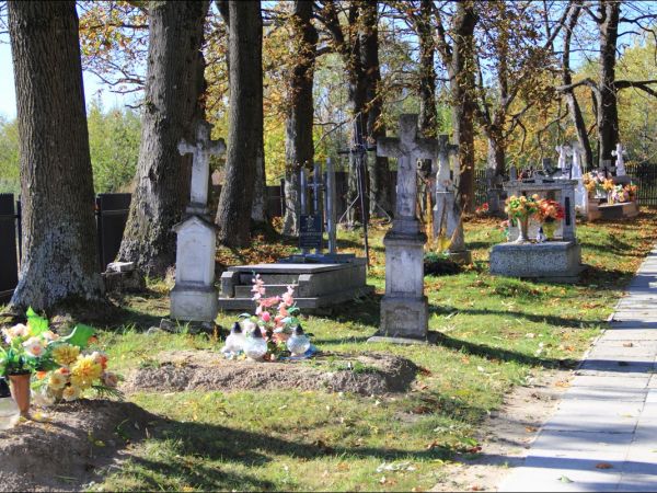 Dawna , drewniana cerkiew greckokatolicka pw. Niepokalanego Poczęcia NMP , wybudowana w 1781 r. Od 1971 r. pełni funkcję rzymskokatolickiej kaplicy filialnej.