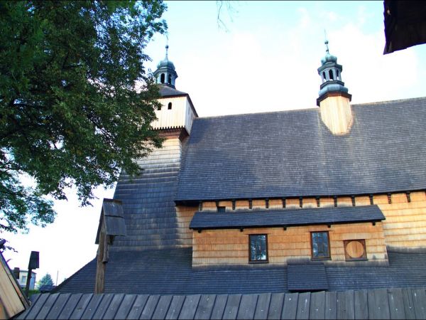 Kościół Wniebowzięcia NMP i św. Michała Archanioła . Na  liście światowego dziedzictwa UNESCO . Kościół w Haczowie jest największym gotyckim drewnianym kościołe